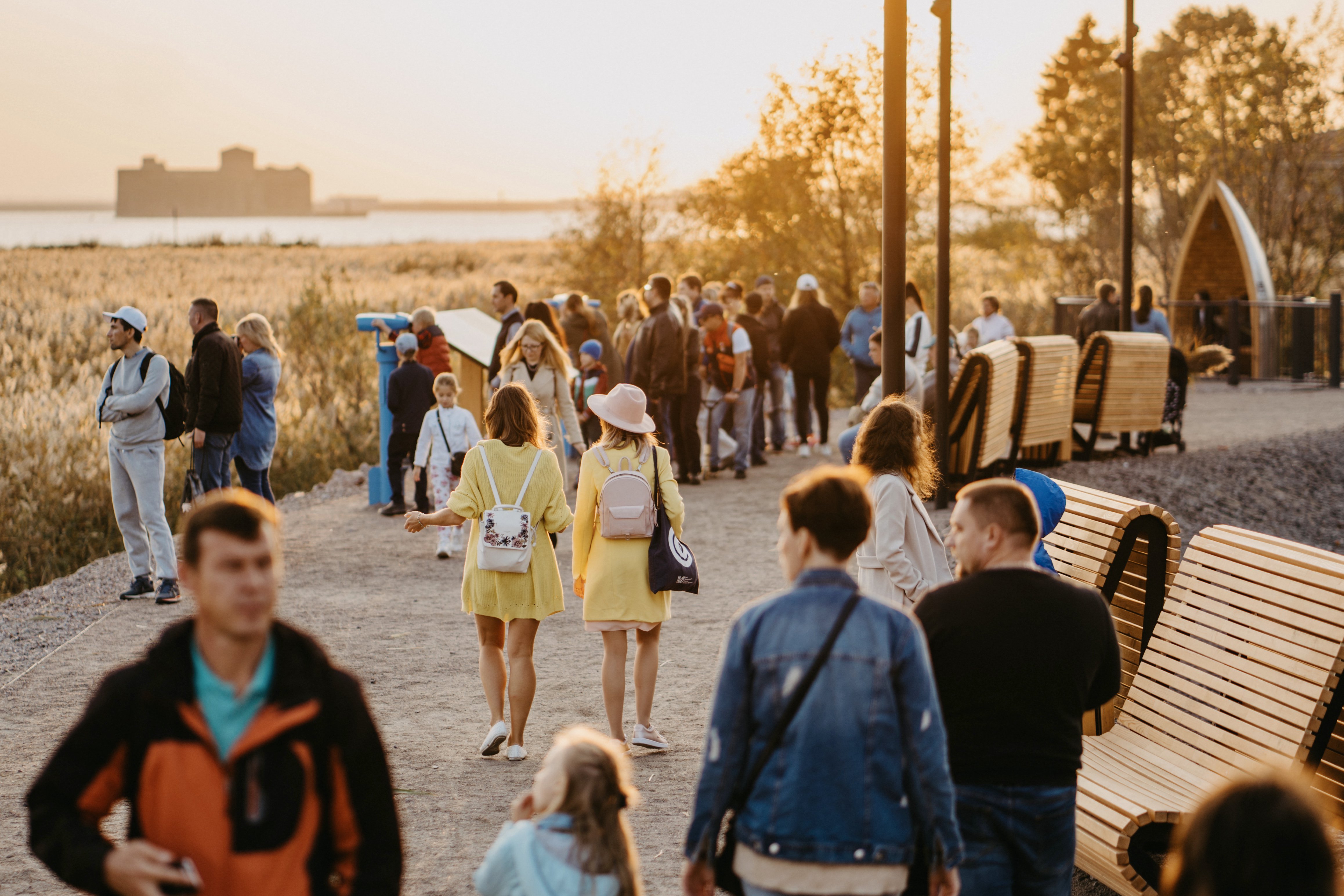 40 петербургских писателей и поэтов, 25 музыкантов, более 19 тысяч гостей и  500 экскурсантов на Аллее героев российского флота: музейно-исторический  парк «Остров фортов» завершил летний сезон литературно-музыкальным  фестивалем ко Дню туризма | Кронштадт